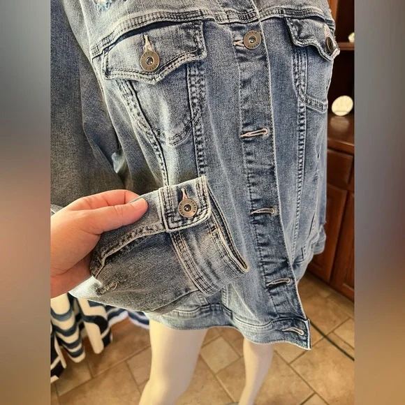 Torrid Distressed Jean Jacket NWOT Size 2 - Picture 10 of 14
